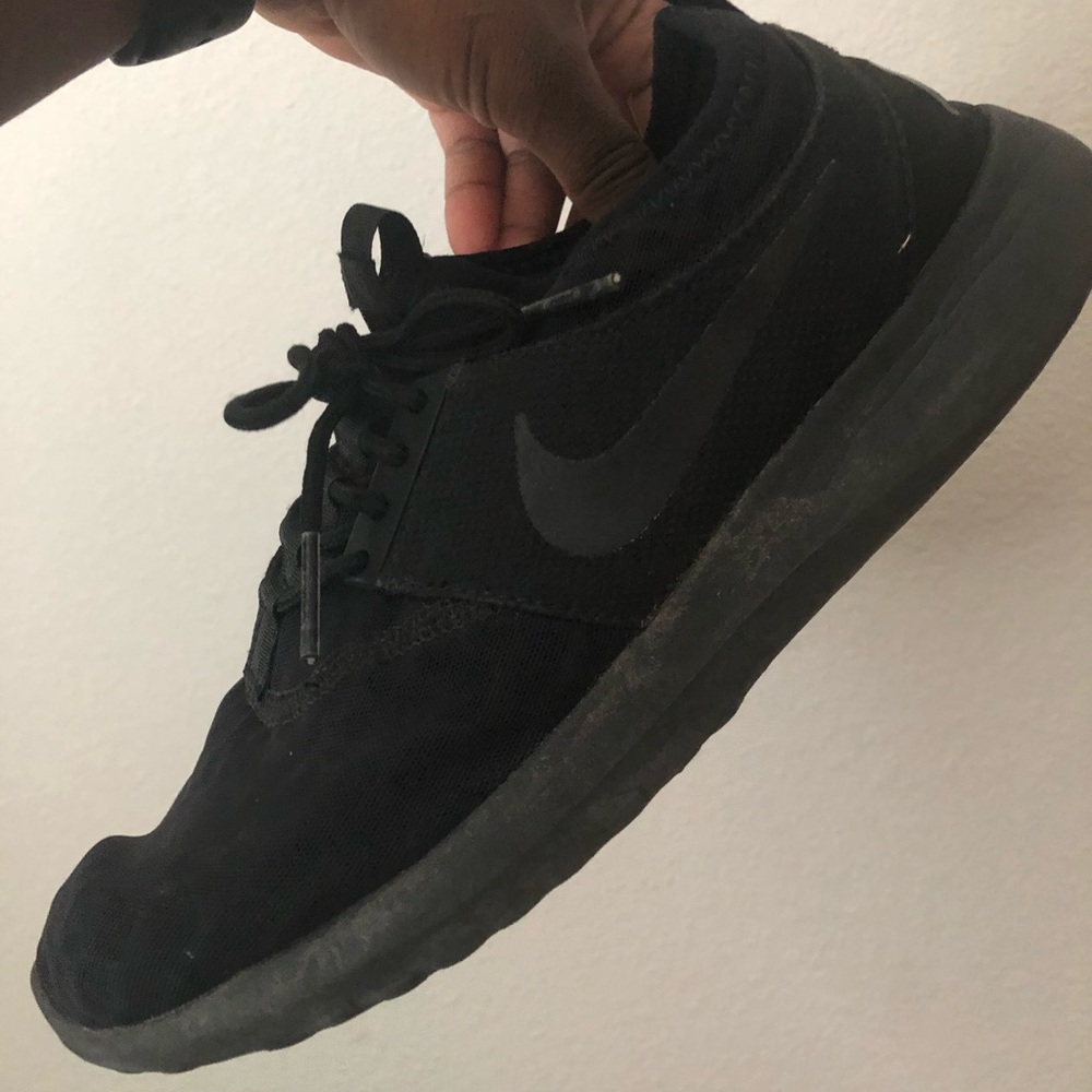 Black nike running shoes